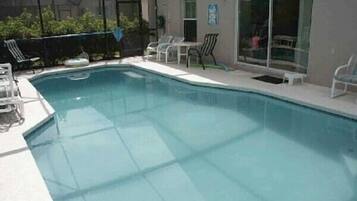 Alberca al aire libre, alberca climatizada y camastros