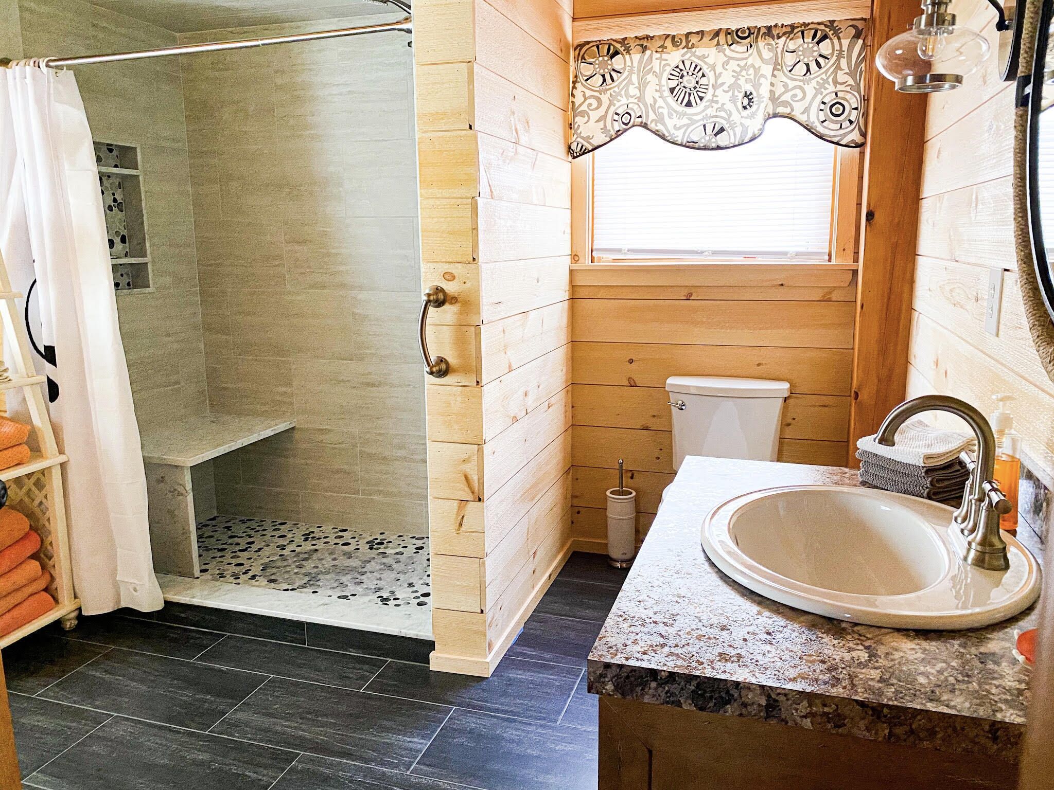 Combined shower/tub, jetted tub, hair dryer, towels