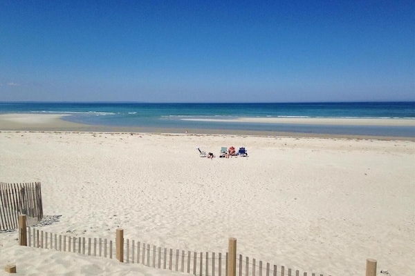 Plage à proximité, chaises longues, serviettes de plage