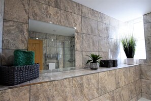 Apartment, 1 Schlafzimmer | Badezimmerausstattung | Dusche, kostenlose Toilettenartikel, Haartrockner, Handtücher