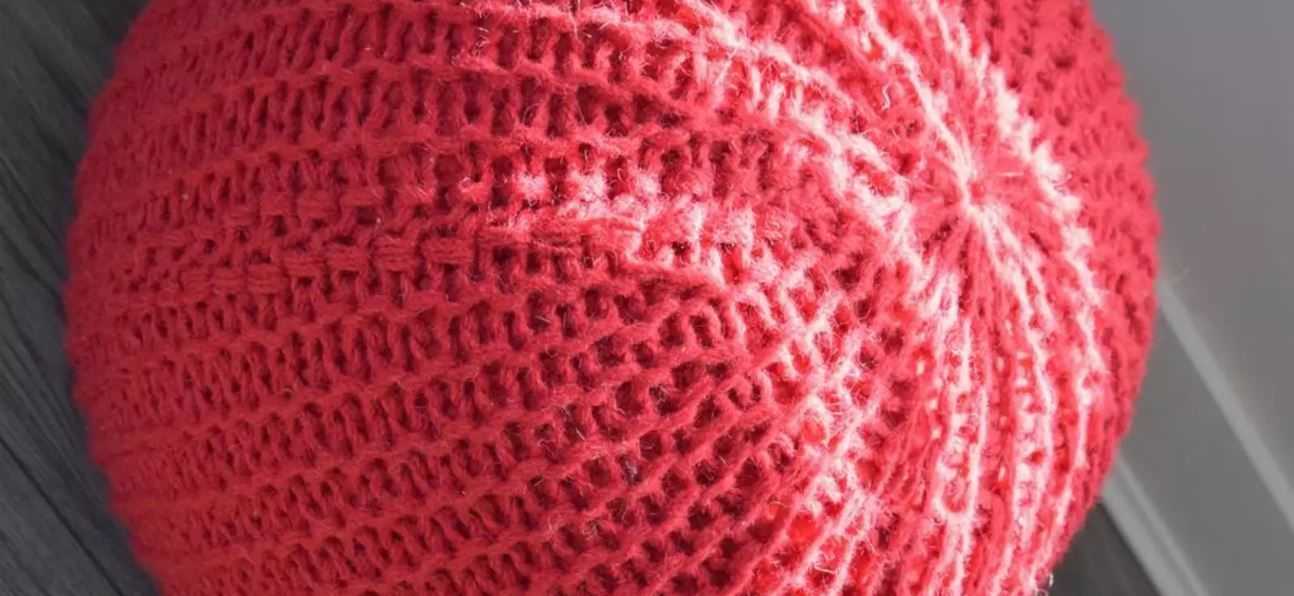 Un gros plan d’une balle tricotée avec un motif texturé.