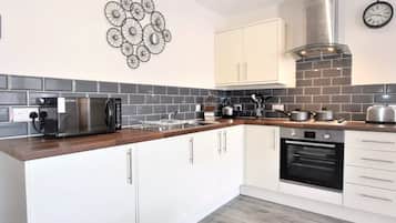 Apartment, 1 Bedroom | Private kitchen | Fridge, microwave, oven, stovetop