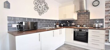 Apartment, 1 Bedroom | Private kitchen