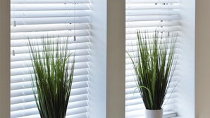 Two windows with white blinds and potted plants on the windowsill. - The Old Bank - yourapartment (Bristol)