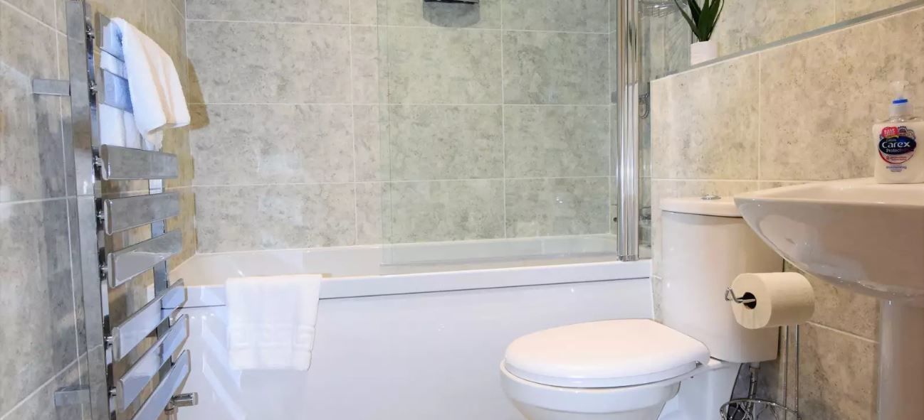 Ducha, artículos de tocador gratuitos, secador de pelo, toallas