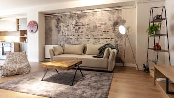 Departamento Elite | Área de sala de estar | Smart TV de 108 cm con canales digitales, televisión y libros