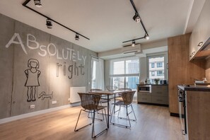 精品公寓 | 私人厨房 | 大冰箱、微波炉、烤箱、炉灶