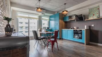 Exclusive Apartment | Living area | 108-cm Smart TV with digital channels, TV, books