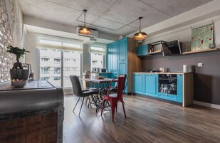 Exclusive Apartment | Living area | 108-cm Smart TV with digital channels, TV, books