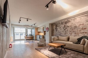 Elite Apartment | Living area | 108-cm Smart TV with digital channels, TV, books - Ares Aparthotel (Cluj-Napoca)
