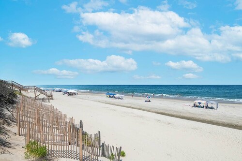 C5051 Carotank Clubhouse. Vacation in Historic Corolla Village, Pool/Hot Tub