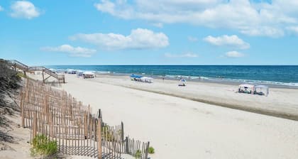 C5051 Carotank Clubhouse. Vacation in Historic Corolla Village, Pool/Hot Tub