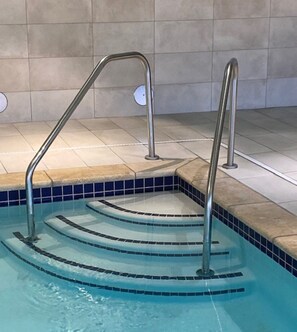 Indoor pool - Holiday Inn Express & Suites Warrensburg North by IHG (Warrensburg)
