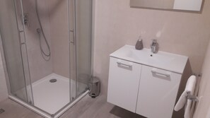 Hårføner, håndklær og toalettpapir