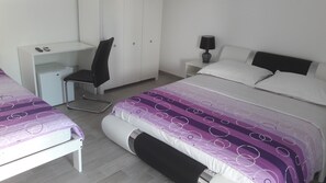 1 bedroom, WiFi, bed sheets - Room with a private bathroom R.7. (Jezera)