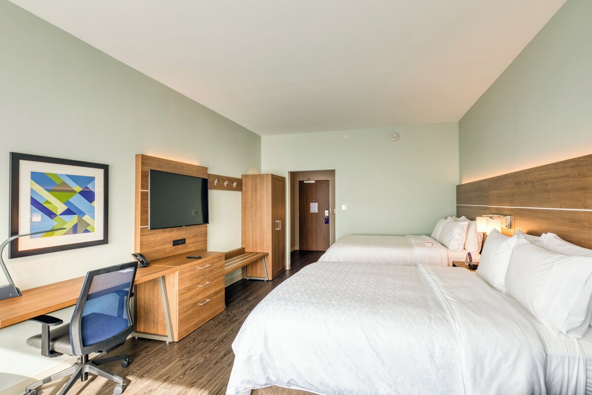Premium bedding, in-room safe, desk, laptop workspace
