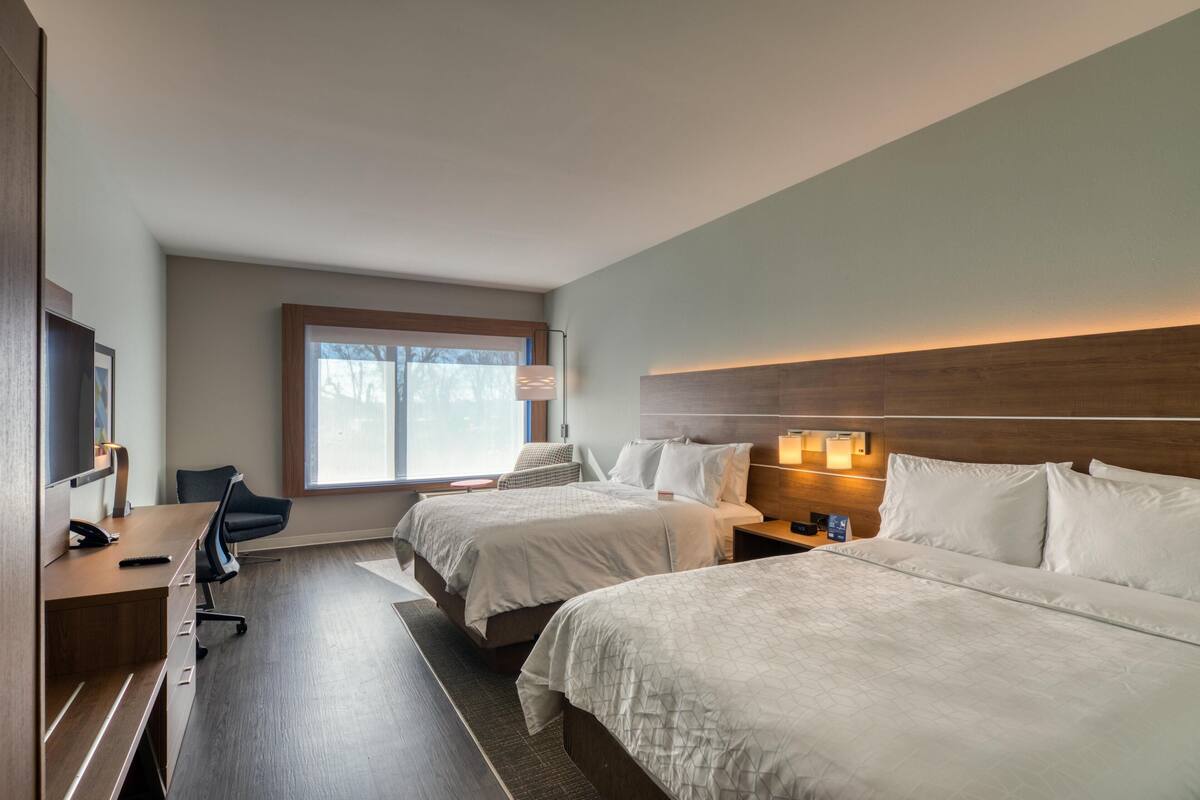 Premium bedding, in-room safe, desk, laptop workspace