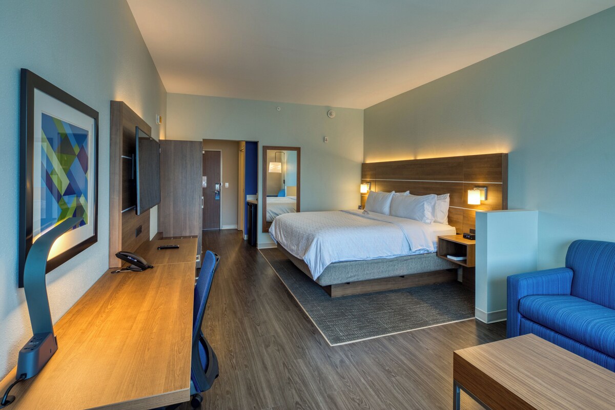 Suite, 1 King Bed, Accessible (Communications) | Premium bedding, in-room safe, desk, laptop workspace