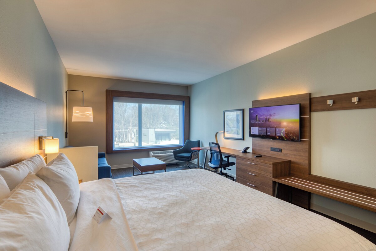 Suite, 1 King Bed | Premium bedding, in-room safe, desk, laptop workspace