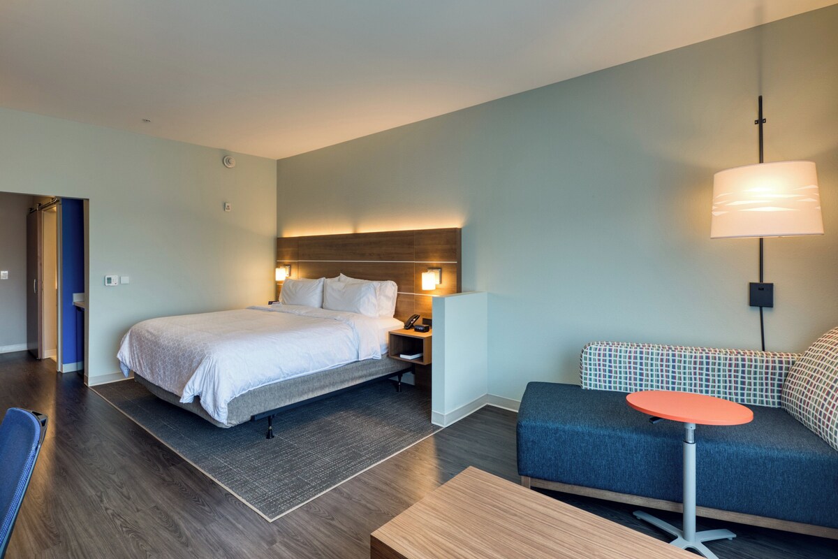 Suite, 1 King Bed, Mobility Accessible (Accessible Tub) | Premium bedding, in-room safe, desk, laptop workspace