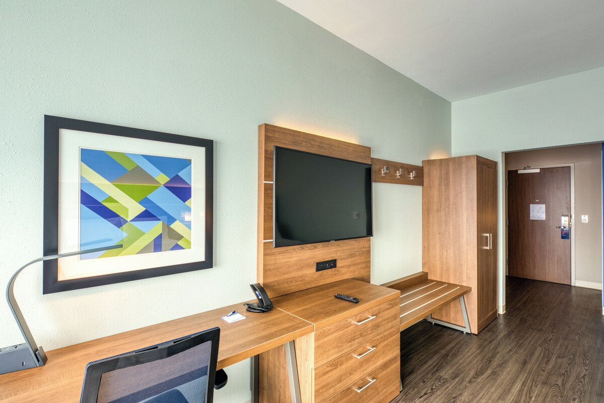 Suite, 2 Queen Beds | Premium bedding, in-room safe, desk, laptop workspace