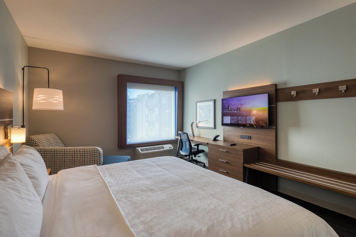 Standard Room, 1 King Bed | Premium bedding, in-room safe, desk, laptop workspace