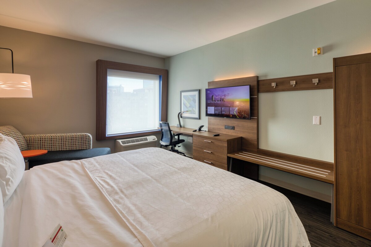 Standard Room, 1 King Bed, Accessible (Communications) | Premium bedding, in-room safe, desk, laptop workspace