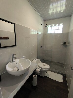 Shower, towels - Lodge with Private 40ha Jungle Reserve (Parrita)
