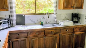Een koelkast, een kookplaat, een koffiezetapparaat/waterkoker