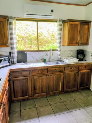 Fridge, stovetop, coffee/tea maker, electric kettle