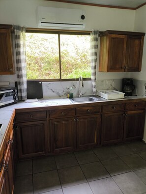 Réfrigérateur, cafetière/bouilloire, grille-pain