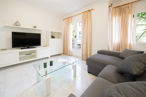 Central floor, spacious and bright. Free WIFI. Beach 5 minutes.