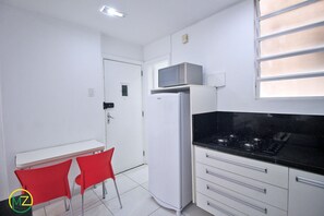 Frigorifero, microonde, macchina per tè/caffè, tostapane