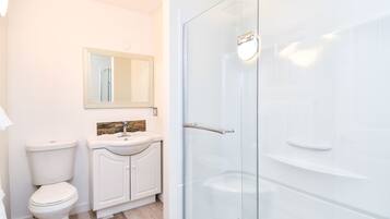 Deluxe appartement, 2 queensize bedden, niet-roken, uitzicht op rivier | Badkamer | Gratis toiletartikelen, een haardroger, handdoeken