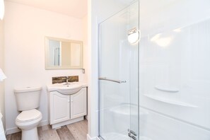 豪華公寓, 2 張加大雙人床, 非吸煙房, 河景 | 浴室 | 免費盥洗用品、吹風機、毛巾