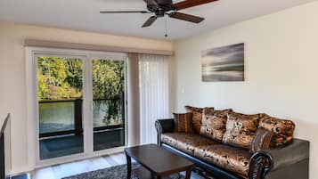 Deluxe 201 | Premium bedding, Tempur-Pedic beds, individually decorated