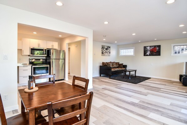 舒適公寓, 2 張加大雙人床, 非吸煙房, 河景 | 高級寢具、Tempur-Pedic 床墊、獨特裝潢、布置獨特