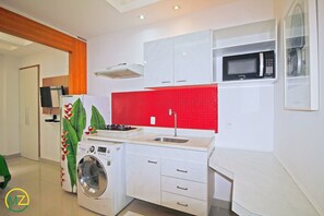 Kühlschrank, Mikrowelle, Ofen, Wasserkocher mit Kaffee-/Teezubehör