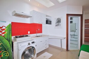 Køleskab, mikrobølgeovn, ovn, kaffe-/temaskine