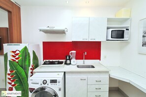 Kühlschrank, Mikrowelle, Ofen, Wasserkocher mit Kaffee-/Teezubehör