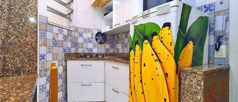 Réfrigérateur, four à micro-ondes, un four, cafetiÚre-théiÚre