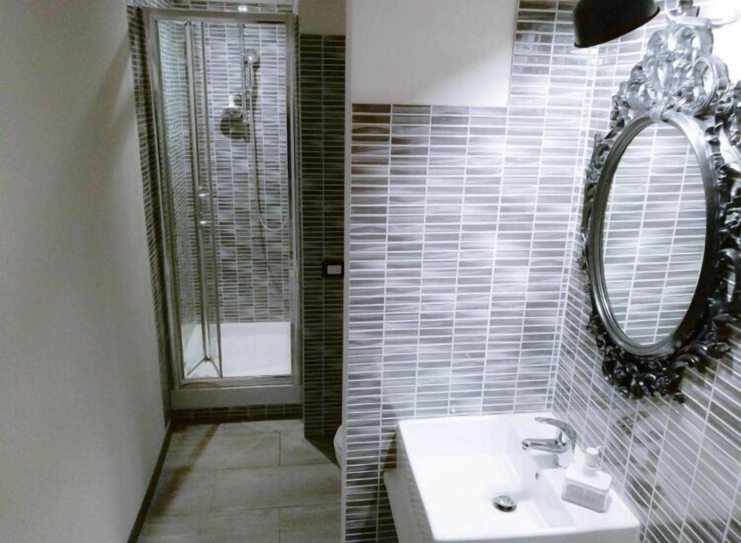 Doccia, soffione a pioggia, set di cortesia gratuito, asciugacapelli