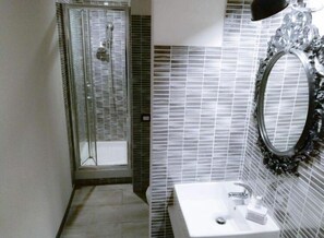 Dusche, Regendusche, kostenlose Toilettenartikel, Haartrockner