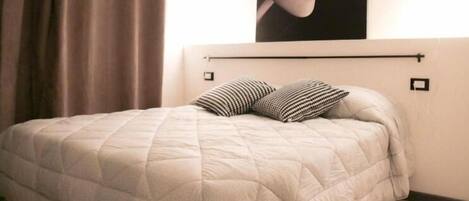 Rideaux occultants, chambres insonorisées, fer et planche à repasser