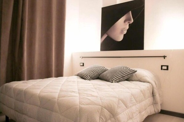 Verdunkelungsvorhänge, schallisolierte Zimmer, Bügeleisen/Bügelbrett