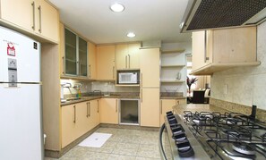 Geladeira, micro-ondas, fogão, cafeteira/chaleira