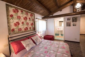 3 habitaciones, tabla de planchar con plancha, wifi y ropa de cama 