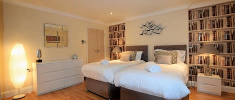 3 chambres, décor unique, ameublement unique, fer et planche à repasser