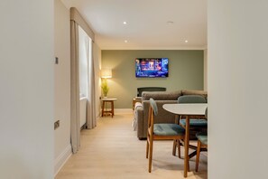 ซิตี้อพาร์ทเมนท์, 3 ห้องนอน | บริเวณนั่งเล่น | สมาร์ททีวี, Netflix