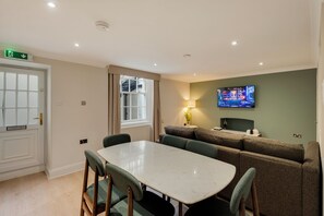 Appartement Ville, 3 chambres | Aire de séjour | Téléviseur connecté, Netflix